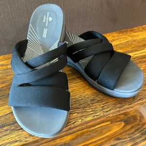 Clark’s Cloudsteppers sandals, black, size 8.